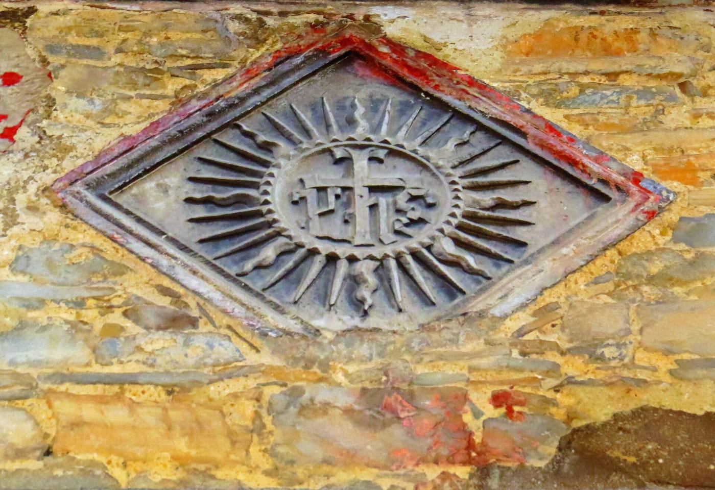 Un fregio in pietra su un muro di Agnone