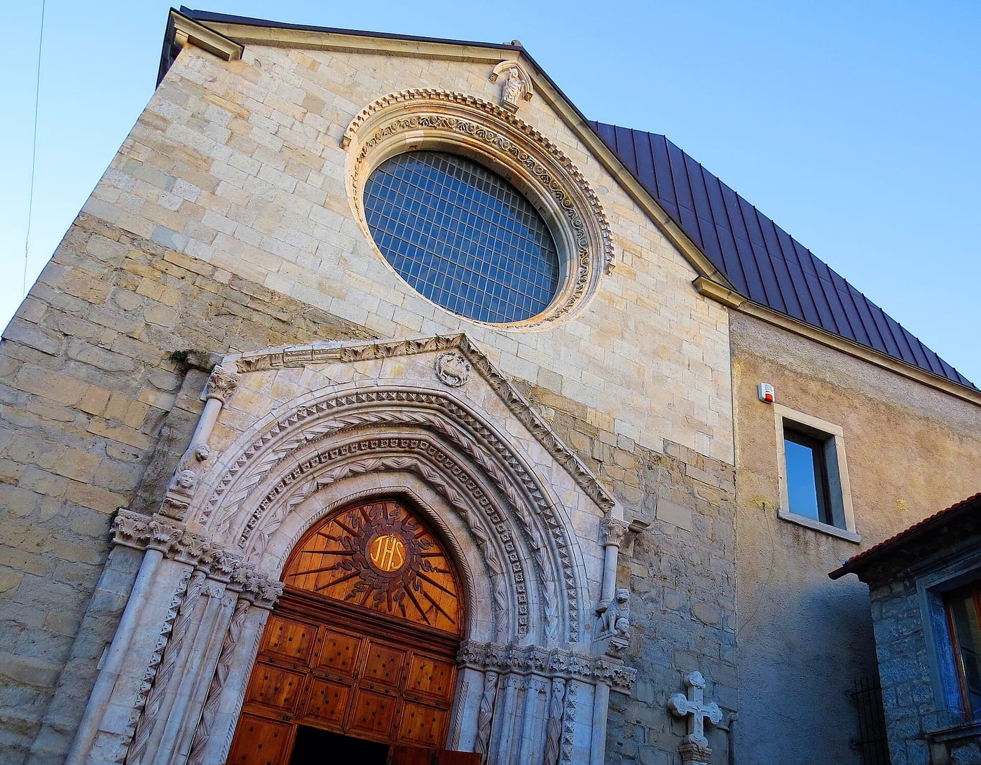 Un portale gotico scolpito, ad Agnone