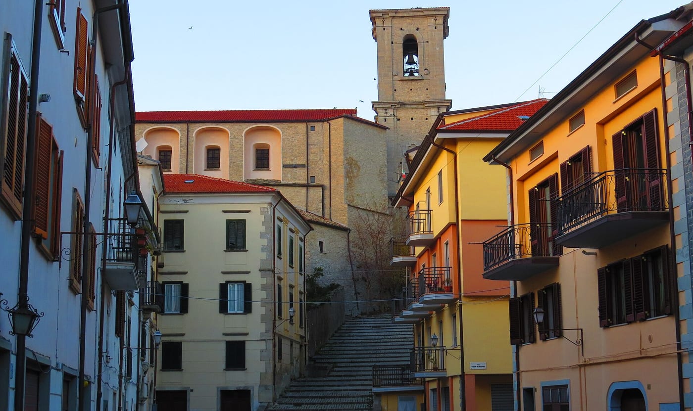 Una chiesa di Agnone con la scalinata e il campanile