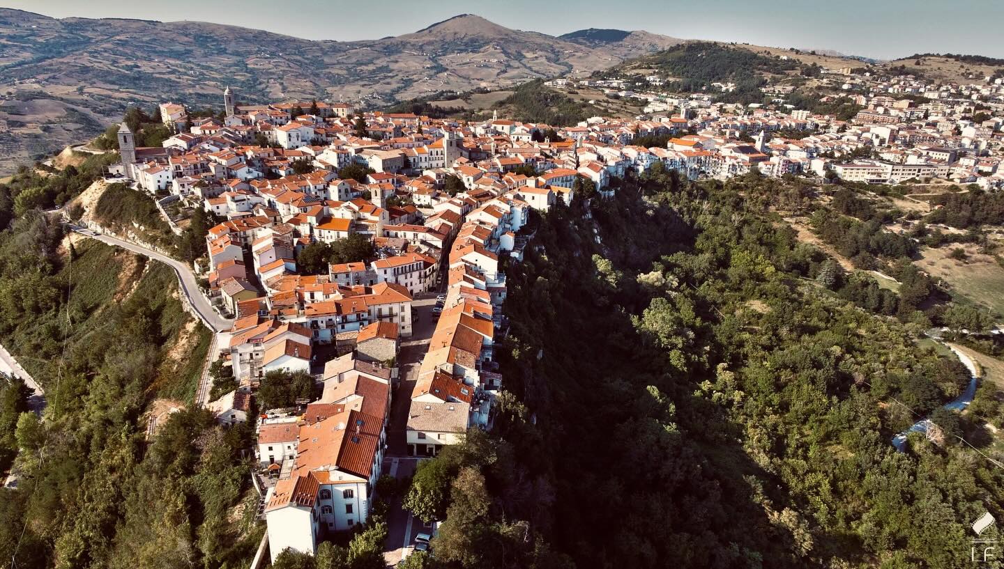 Agnone vista dall'alto, il paese sul crinale tra i boschi dell'Alto Molise