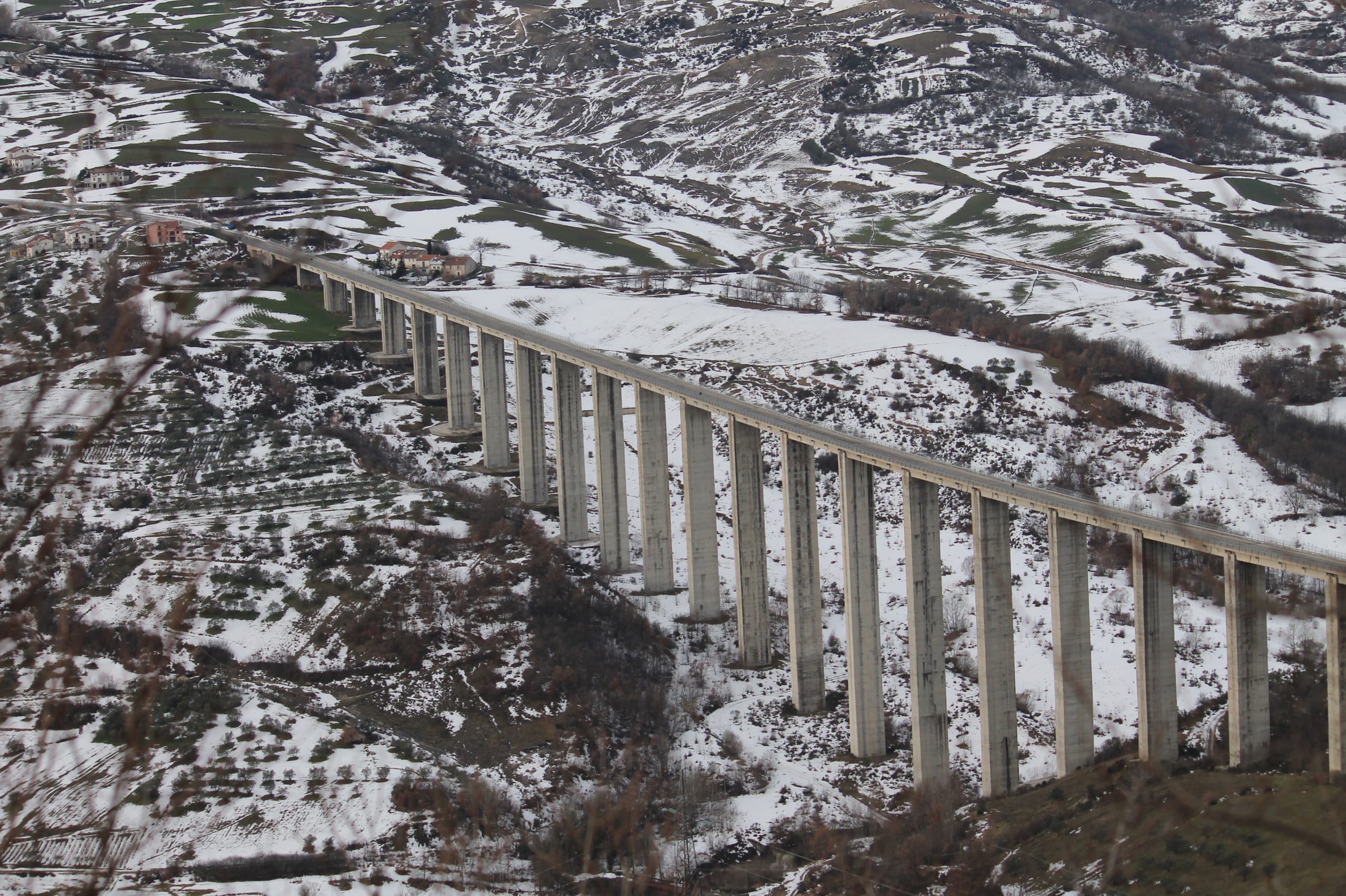 Il ponte sul Verrino ad Agnone, nella neve